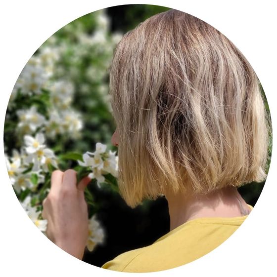 Mia Peters mit einer Blüte in der Hand